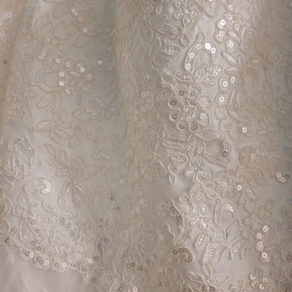 Wedding dress - Picture 3 of 9